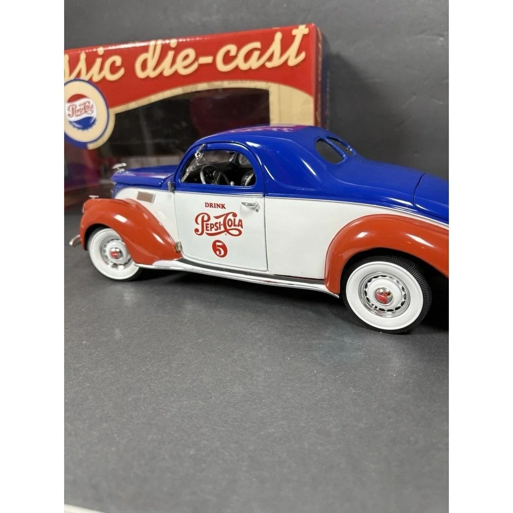 Auto World 1937 Lincoln Zephyr Pepsi Cola 1:18 Diecast Car w/ Box Opening Parts